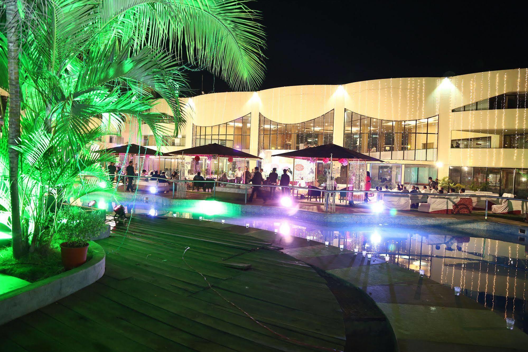 Meuse Jupiter Business And Luxury Hotel Nashik Bagian luar foto